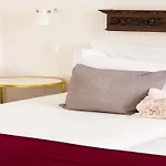 Quaint In The Heart Of Apartment *